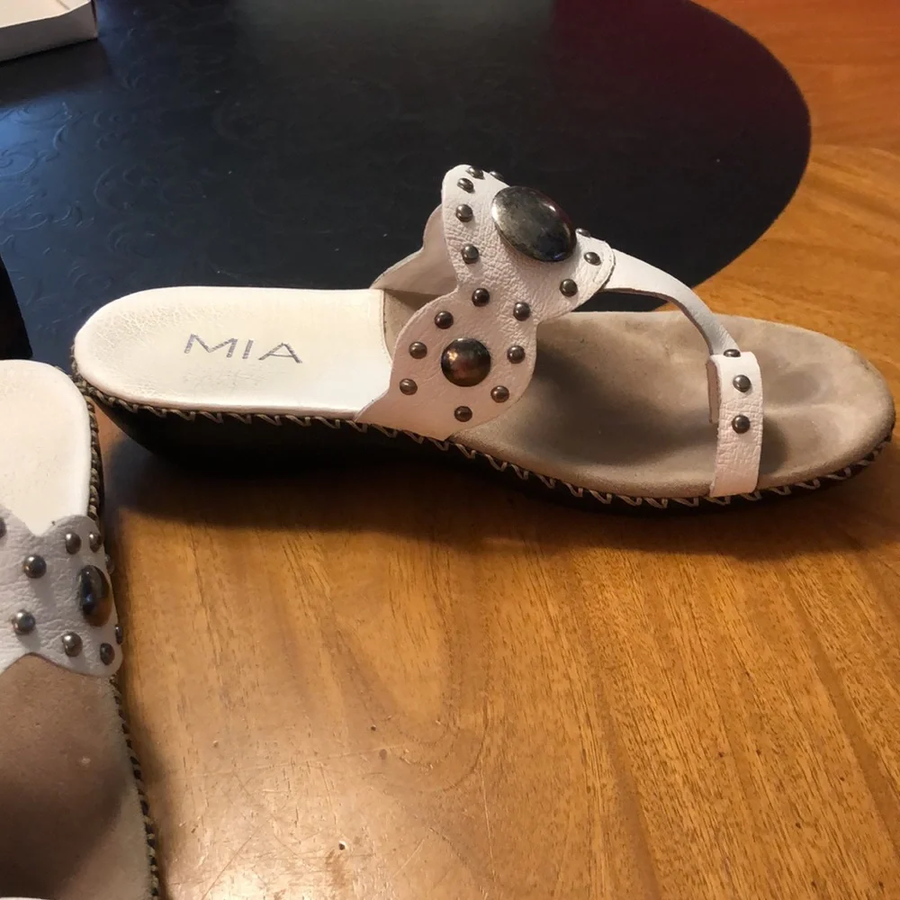 MIA ADDISON White tumbled sandal 10 in original box